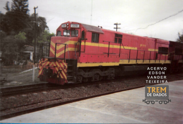 Locomotiva número 3310 RFFSA na estação Engenheiro Martins Guimarães – Nova