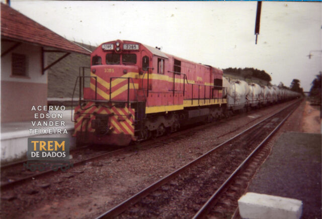 Trem da RFFSA passando pela estação Engenheiro Martins Guimarães – Nova