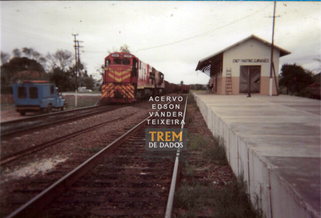 Trem da RFFSA passando pela estação Engenheiro Martins Guimarães – Nova
