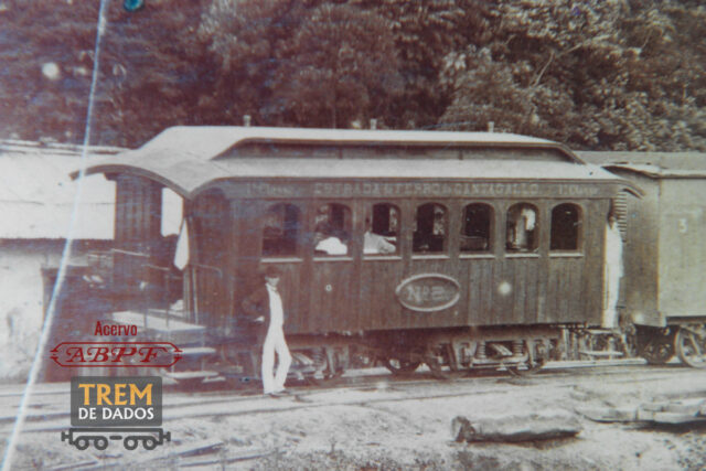 Carro de passageiros e vagão da Estrada de Ferro Cantagalo