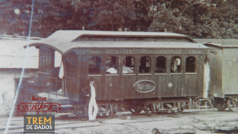 Carro de passageiros e vagão da Estrada de Ferro Cantagalo
